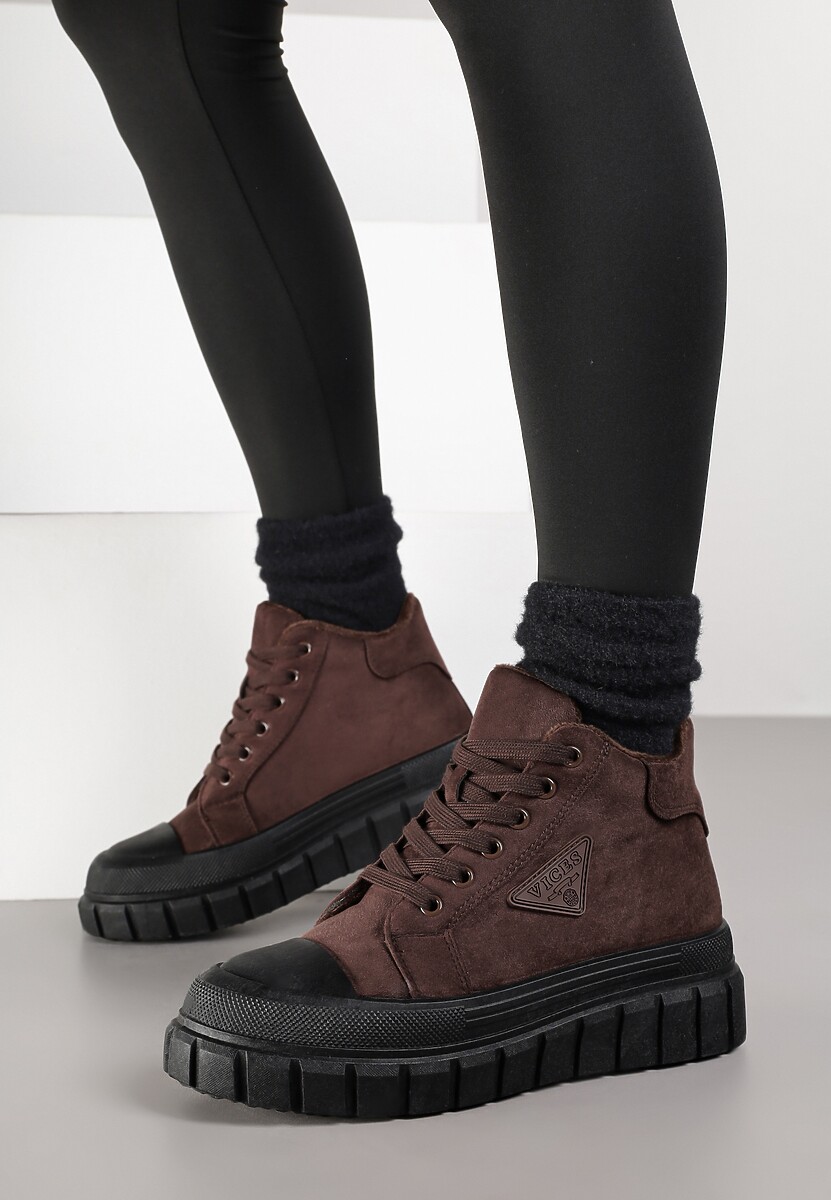 Brązowe Botki Vices Typu Trapery na Platformie z Tłoczeniem i Aplikacją Gioselda
