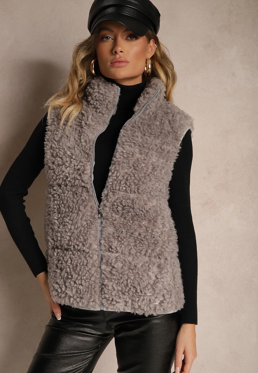 Czarna Futrzana Kamizelka o Fakturze Typu Baranek ze Stójką o Prostym Kroju Realirae