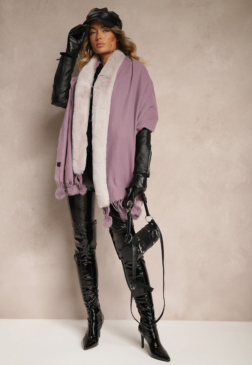 Ciemnofioletowy Szalik Narzutka o Prostokątnym Fasonie z Futerkiem i Pomponami Taqan