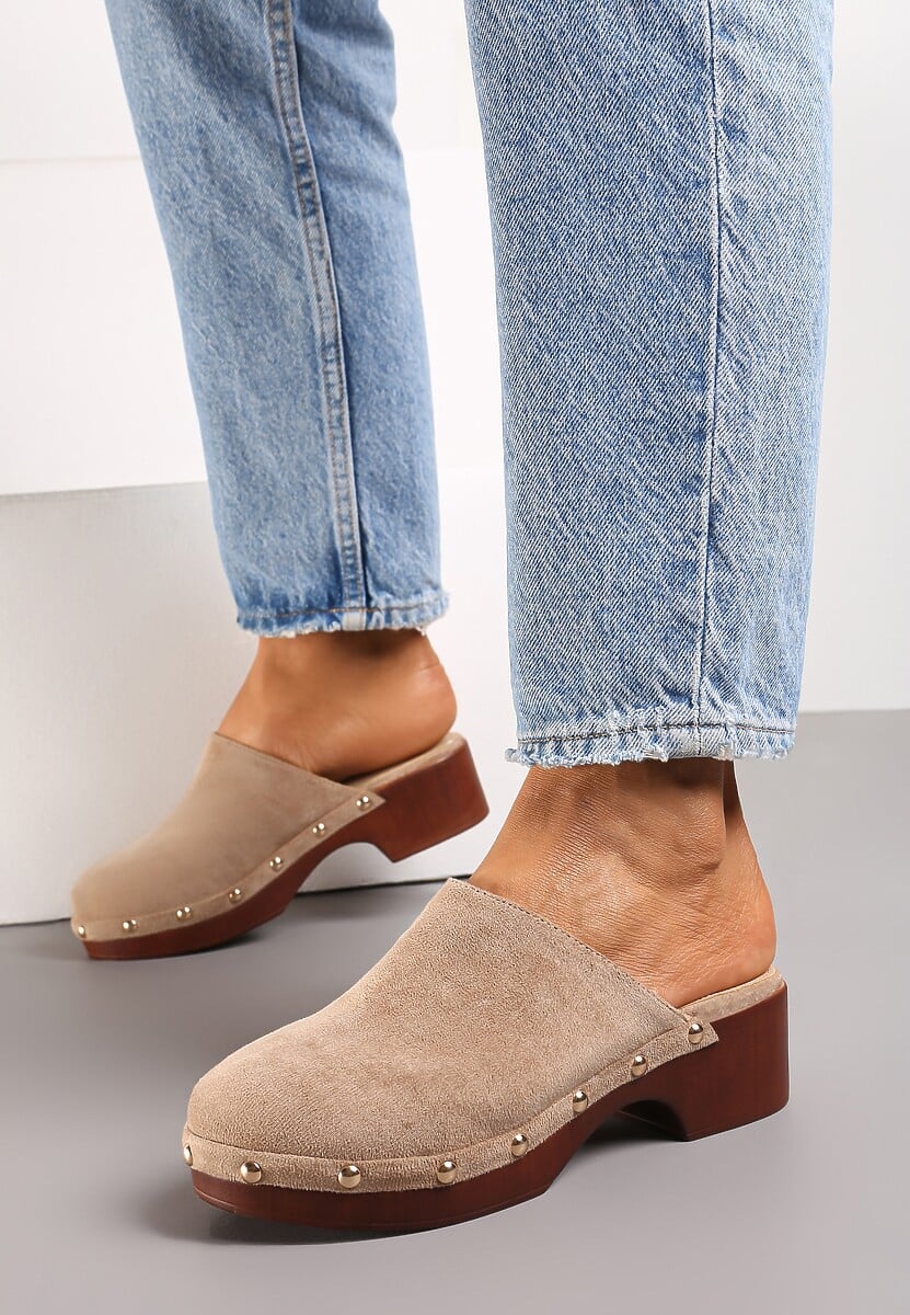 Ciemnobeżowe Klapki Typu Drewniaki z Nitami i Płaskim Obcasem Nerai