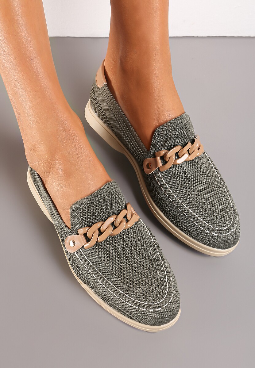 Zielone Mokasyny z Metalicznym Łańcuchem i Perforacją Mireali