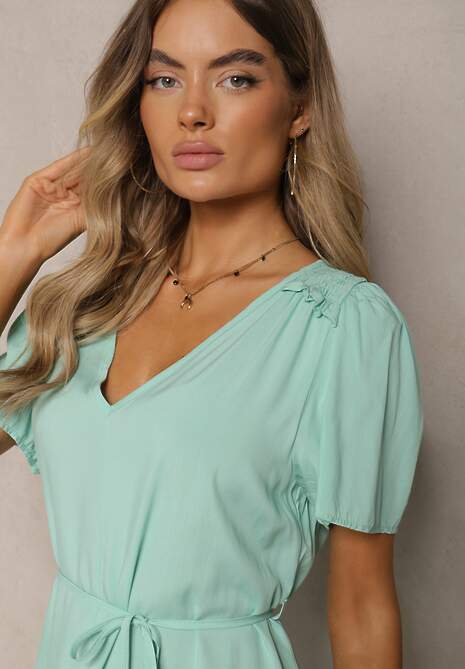 Zielona Sukienka o Pudełkowym Kroju z Paskiem w Talii i Falbaną Credela