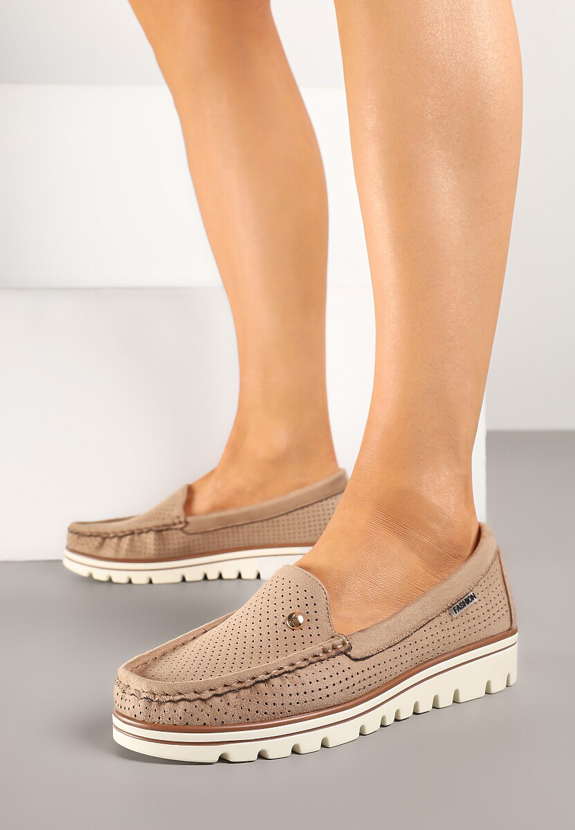 Ciemnobeżowe Mokasyny z Metaliczną Ozdobą i Perforacją Zairina