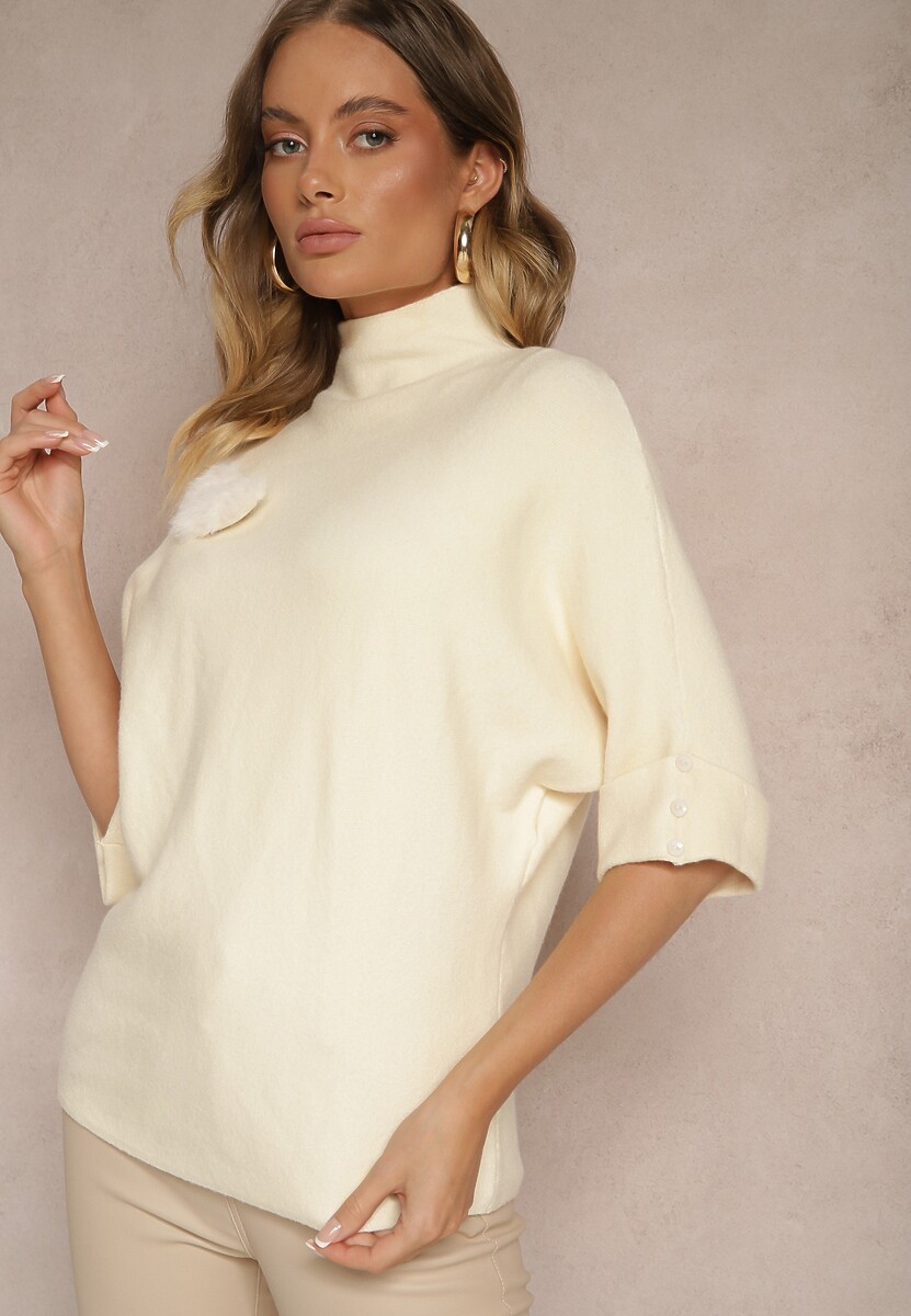 Jasnobeżowy Nietoperzowy Golf z Wiskozą Zdobiony Futrzaną Broszką Jackisha