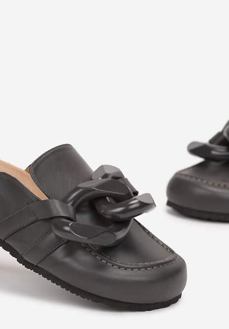 Szare Płaskie Klapki z Korkową Podeszwą i Ozdobnym Łańcuchem Farya