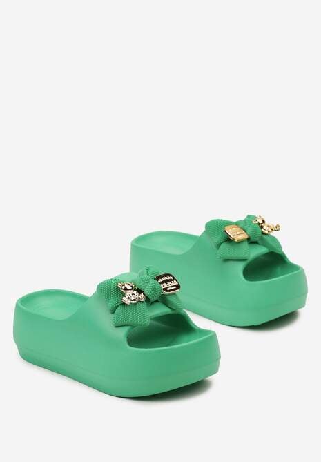 Zielone Klapki z Piankowego Materiału na Niskiej Platformie z Kokardą i Metalowymi Ozdobami Leriara