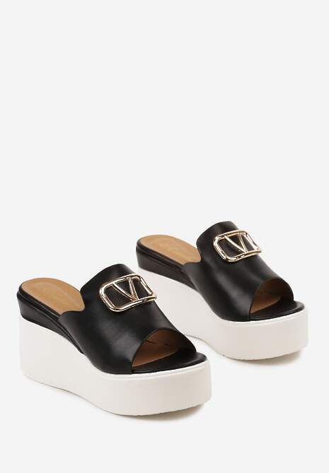 Czarne Klapki Ozdobione Metaliczną Klamrą na Przodzie na Wysokim Koturnie i Platformie Ivia