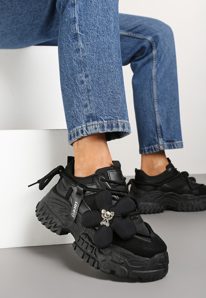 Czarne Sneakersy na Tłoczonej Podeszwie z Podwójnymi Sznurówkami i Kwiatową Naszywką Nitina