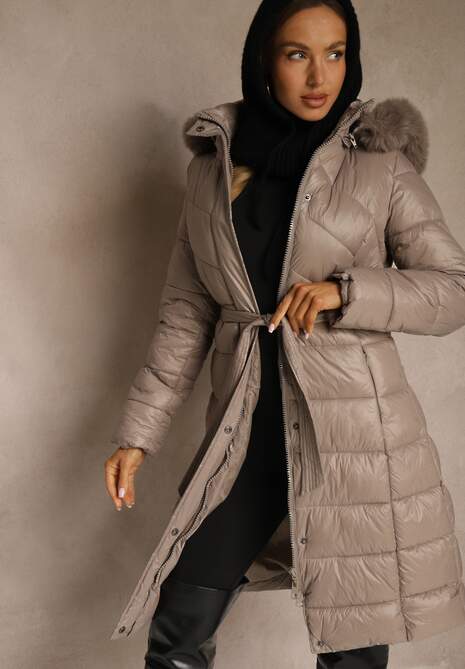 Beżowa Długa Kurtka Pikowana z Odpinanym Kapturem Ozdobionym Futerkiem i Paskiem Iveleti