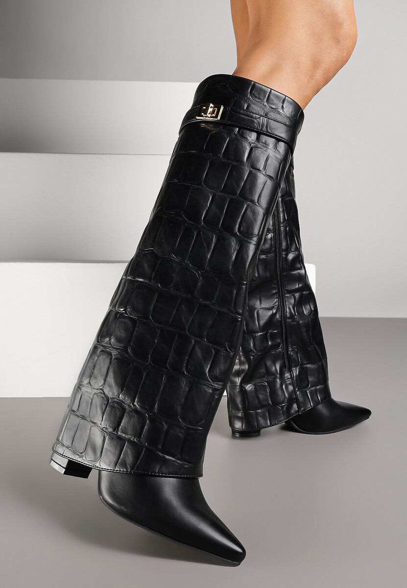 Bordowe Kozaki na Słupku Ozdobione Klamrą i Wywiniętą Cholewką z Tłoczeniem Latelia