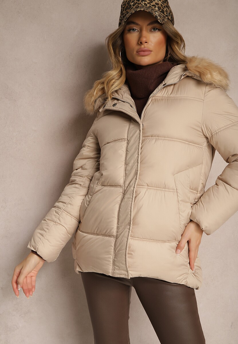 Jasnobeżowa Zimowa Kurtka z Pikowanymi Przeszyciami Kieszeniami i Kapturem z Odpinanym Futrem Ililda