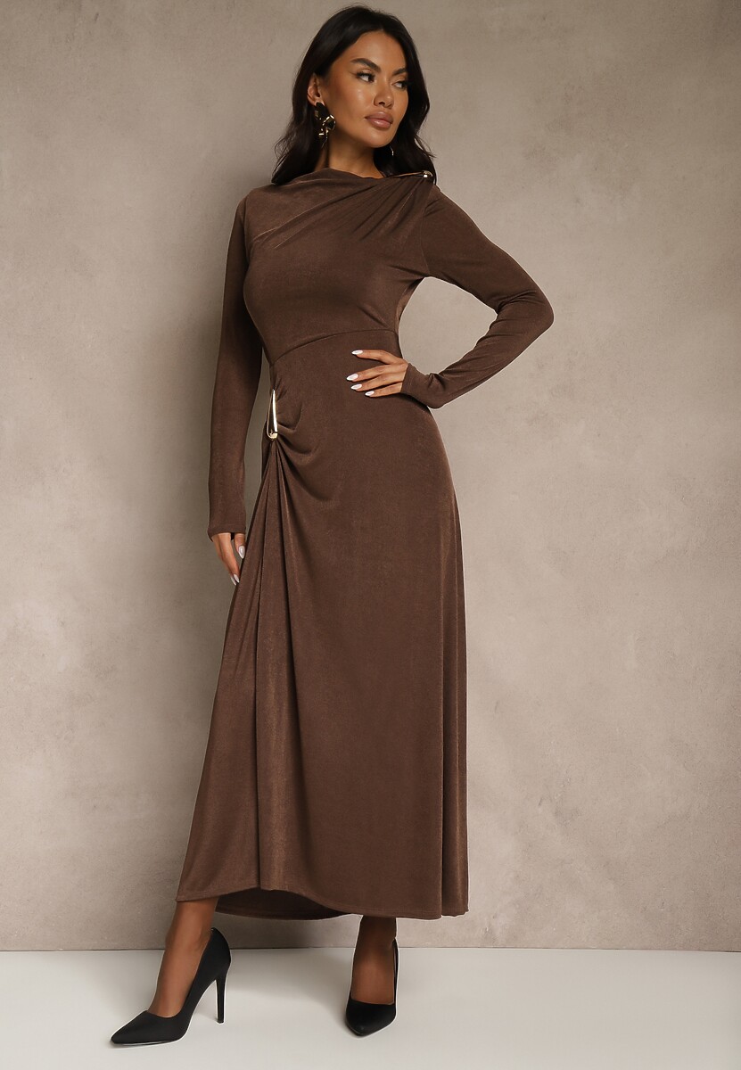 Brązowa Sukienka Koktajlowa z Marszczeniem i Metaliczną Ozdobą Retanda