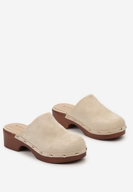 Beżowe Klapki Typu Drewniaki z Nitami i Płaskim Obcasem Nerai
