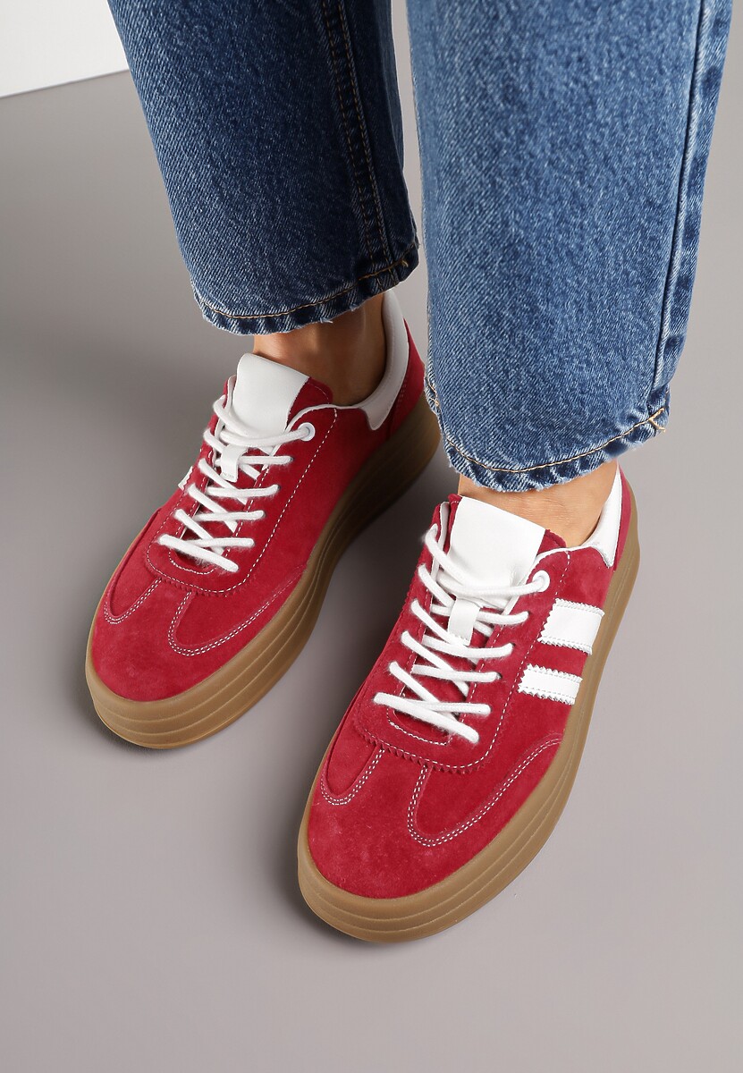 Czerwone Sneakersy Zamszowe na Platformie ze Skórzaną Wkładką Ozdobione Paskiem Adivrie