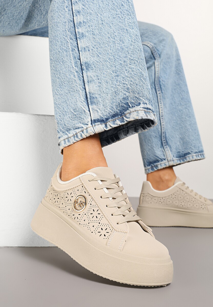 Białe Sneakersy na Platformie z Ażurowym Zdobieniem i Aplikacją Dalirnna