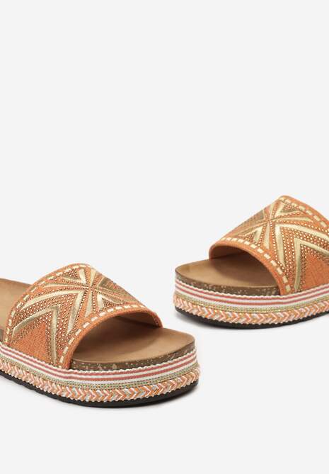 Pomarańczowe Klapki Boho Ozdobione Plecionką i Błyszczącym Przeszyciem Piwita