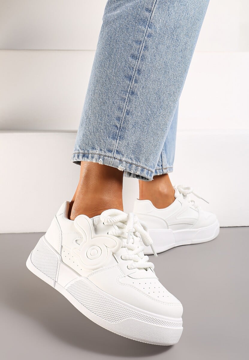 Białe Sneakersy na Niskiej Platformie z Wypukłą Ozdobą Irasa