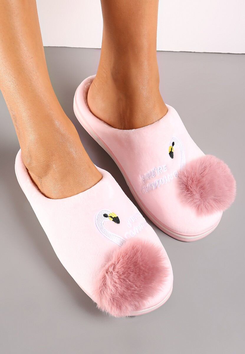 Czarne Kapcie na Płaskiej Podeszwie z Pomponem i Haftem Xamela