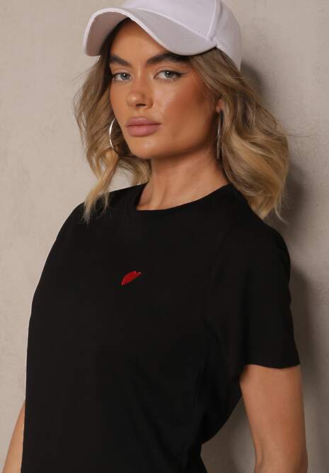 Czarny Bawełniany T-shirt z Ozdobną Naszywką w Kształcie Serca Viklara