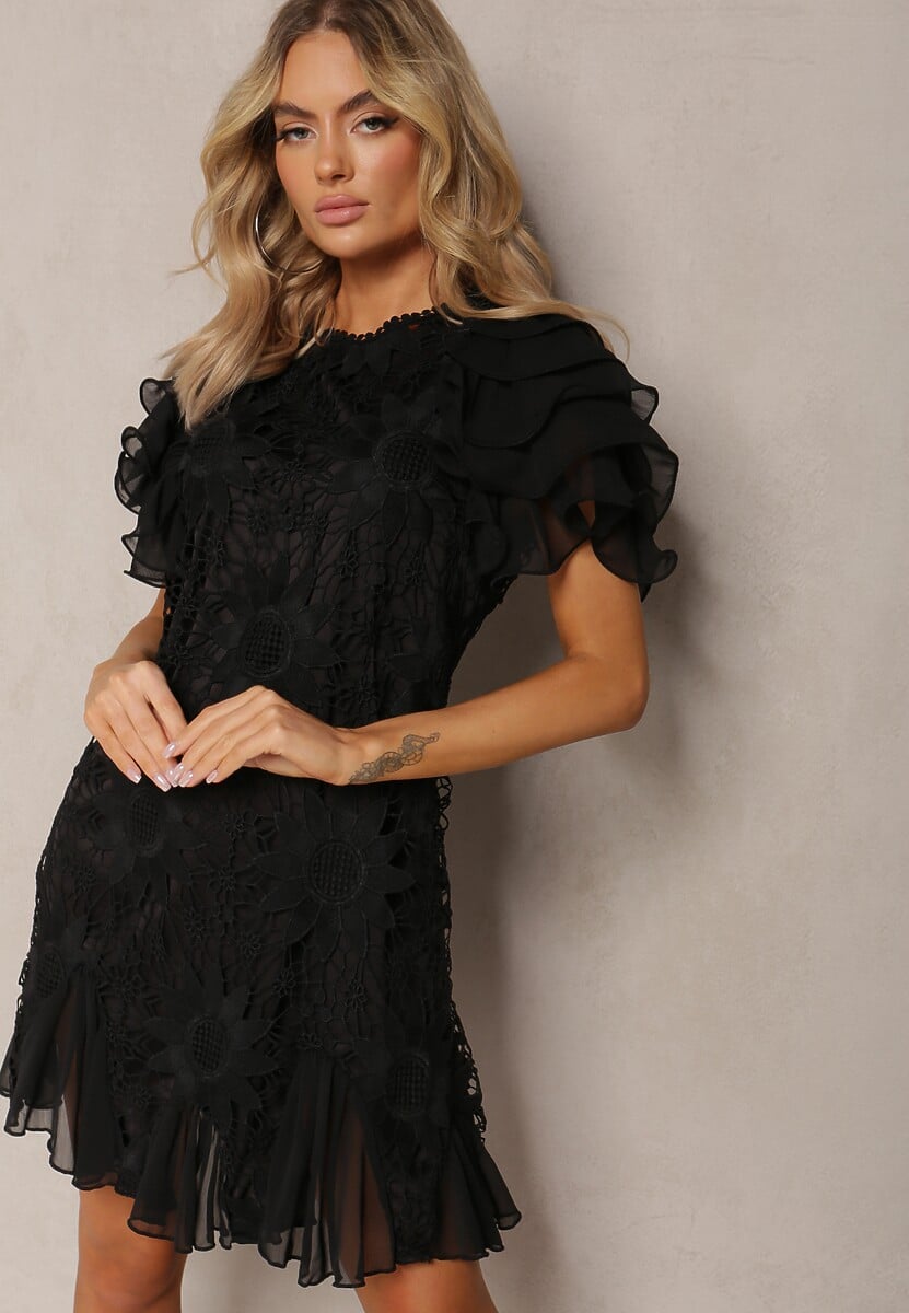 Czarna Sukienka Dopasowana Mini z Koronką i Falbankami Offiamea