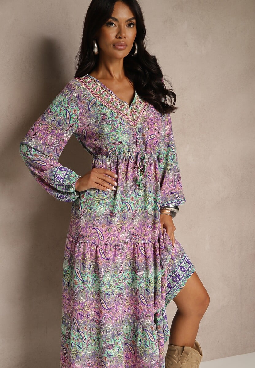 Różowa Sukienka z Dekoltem w V o Rozkloszowanym Fasonie w Print Paisley Akka