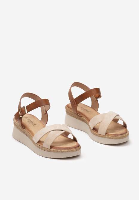 Beżowe Sandały z Przeplatanymi Paskami o Metalicznym Połysku na Niskim Koturnie ze Sprzączką Urines