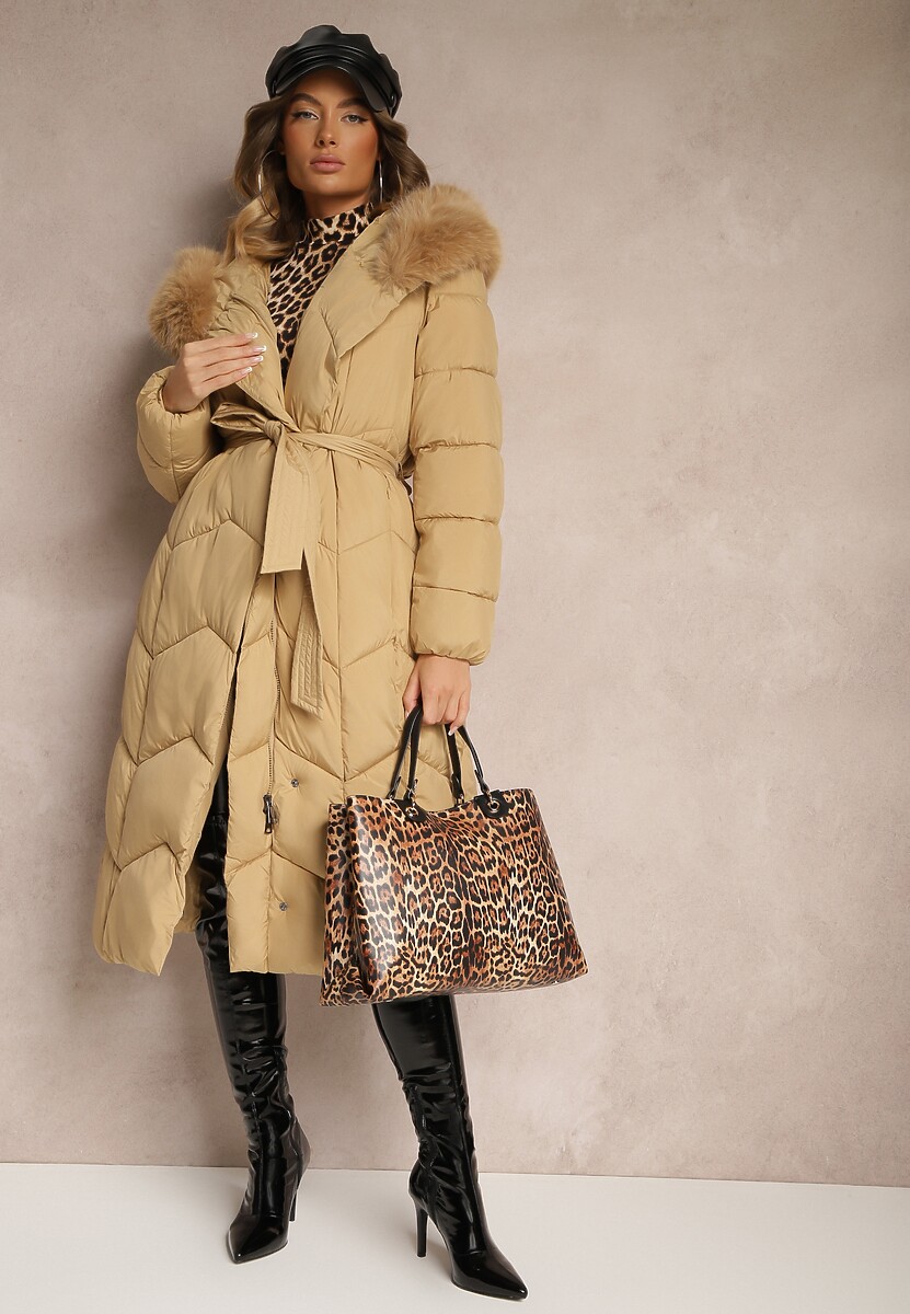 Beżowa Długa Kurtka o Pikowanym Kroju z Kapturem i Odpinanym Futerkiem Ozdobiona Paskiem Vamimora