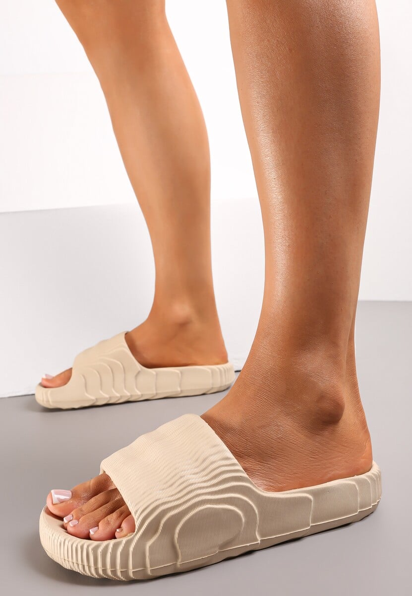 Czarne Piankowe Klapki z Ozdobnym Tłoczeniem Eupnia