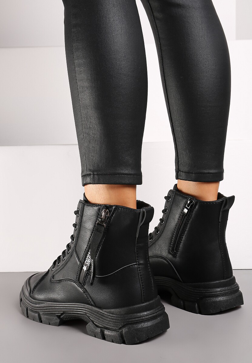 Czarne Traperki na Tłoczonej Podeszwie Ozdobione Suwakiem przy Cholewce Linicia