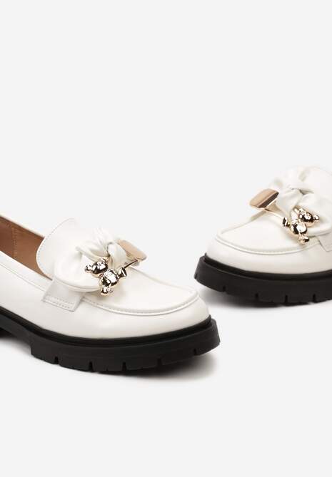 Białe Mokasyny Ozdobione Supełkiem i Klamrą z Misiem Lerati