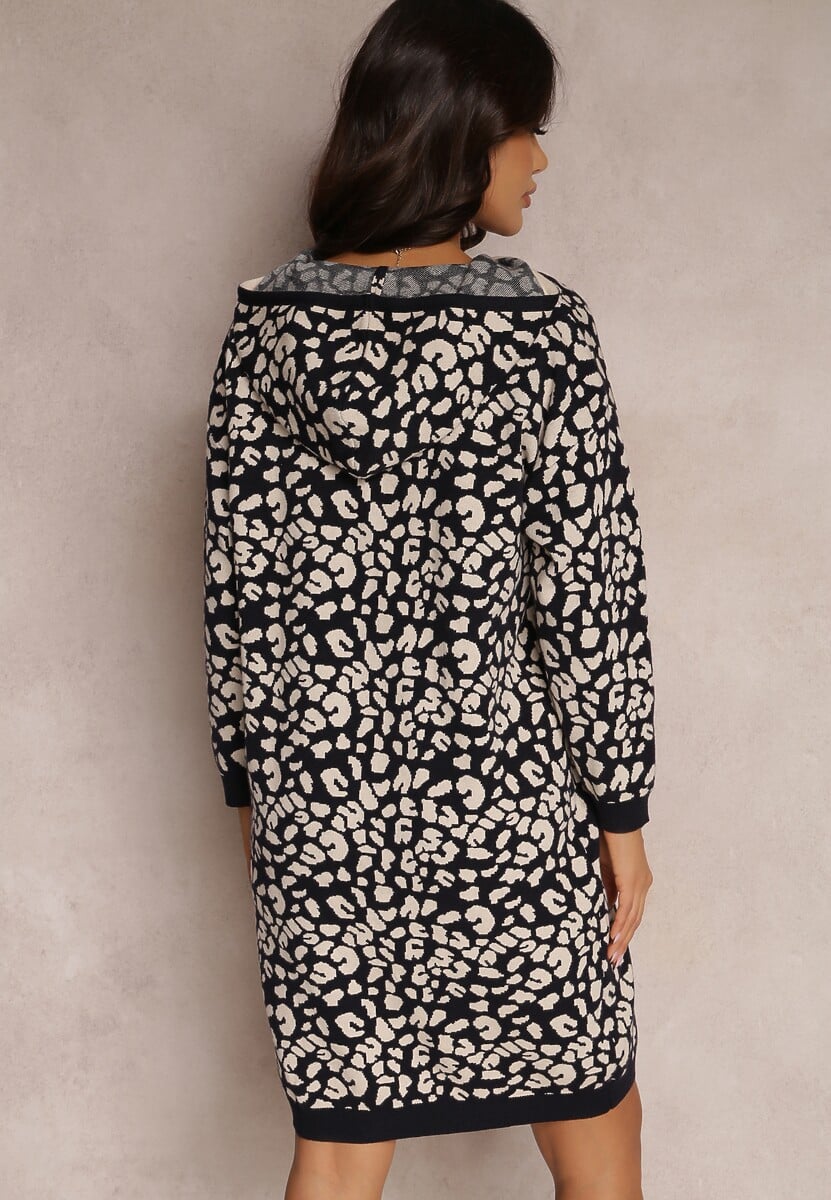 Czarno-Biała Sukienka Sweterkowa z Kapturem w Cętki Legava