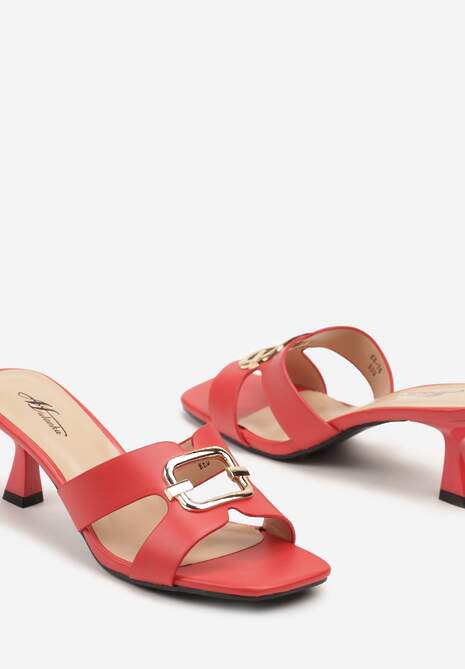 Czerwone Klapki na Szpilce Ozdobione Metaliczną Aplikacją Neorinn