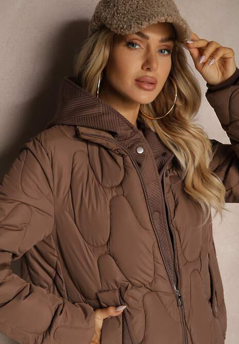 Brązowa Kurtka z Materiałowym Kapturem i Kieszeniami Zdobiona Pikowanymi Przeszyciami Ravathrias