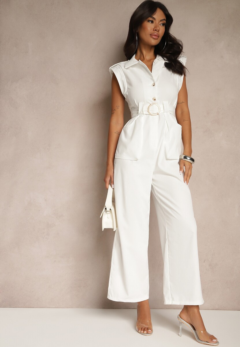 Biały Kombinezon Taliowany Ozdobiony Cyrkoniami i Guzikami Lumevarae