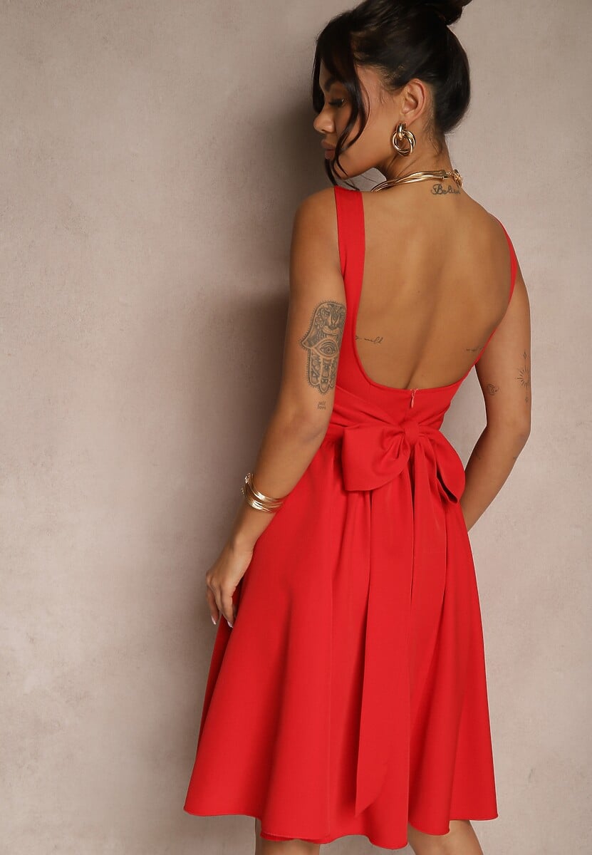 Czerwona Sukienka o Rozkloszowanym Fasonie z Kokardą na Tyle Soneritia