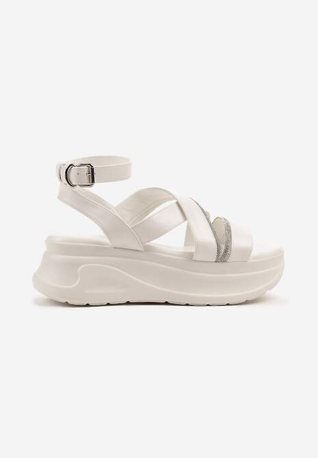 Białe Sandały na Tłoczonej Platformie z Przeplatanymi Paskami z Cyrkoniami Sorellise