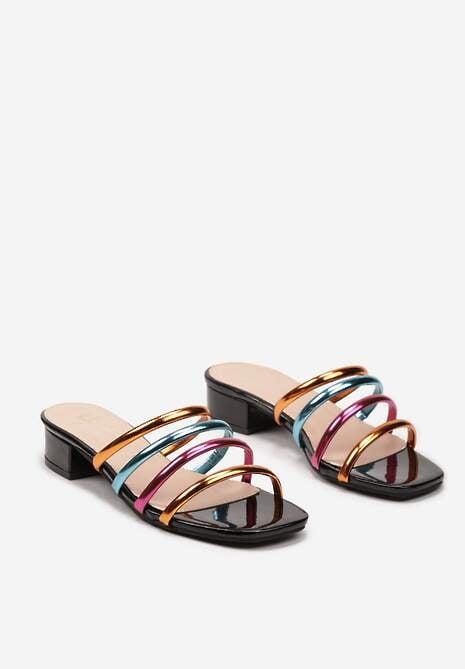 Czarne Klapki Płaskie z Noskiem w Kwadrat i Ozdobnymi Paskami Darisaca