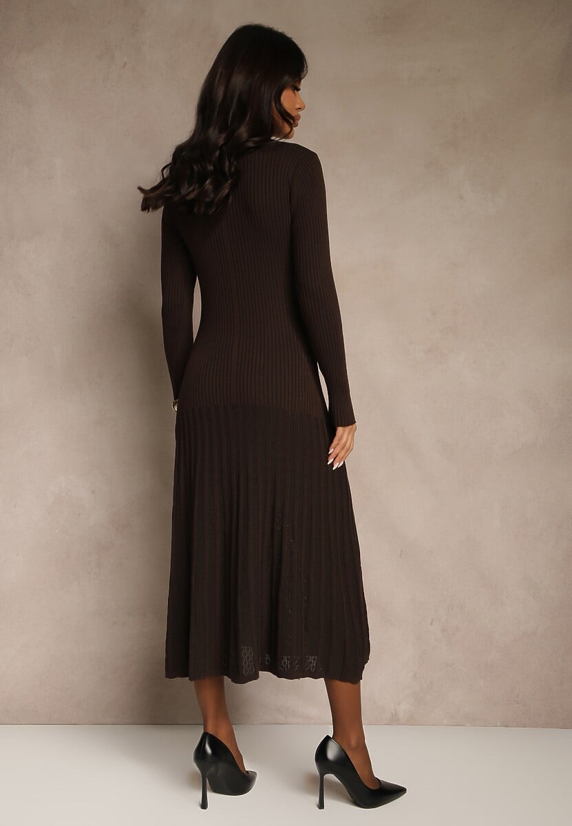 Brązowa Sweterkowa Sukienka z Wiskozy Ozdobiona Guzikami Zozeria