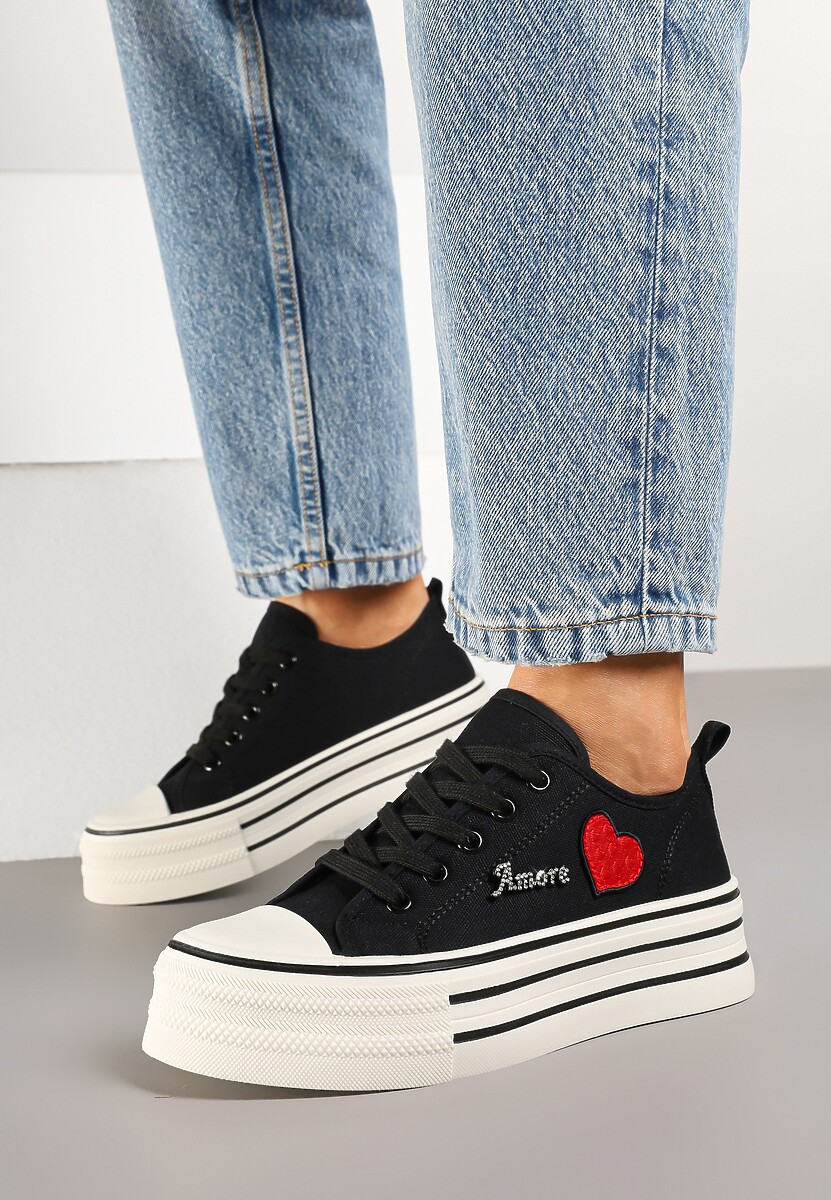 Czarne Trampki na Grubej Podeszwie z Aplikacją i Napisem Eheria