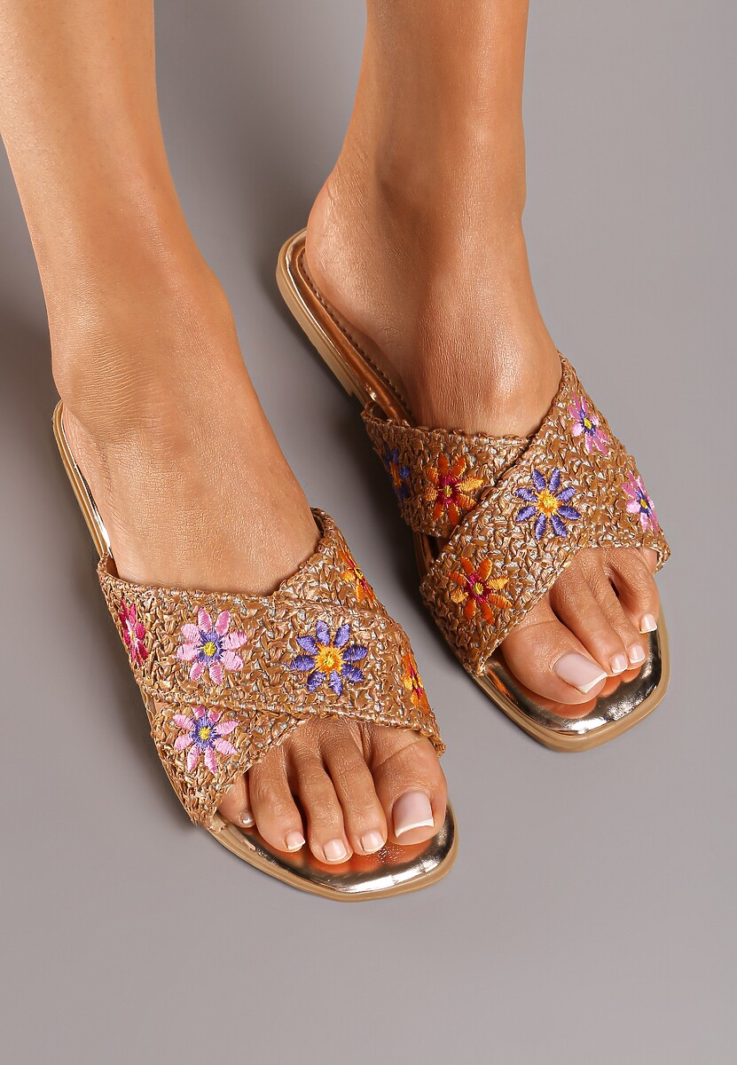 Brązowe Klapki z Ozdobnymi Kwiatami na Płaskiej Podeszwie Kaletta