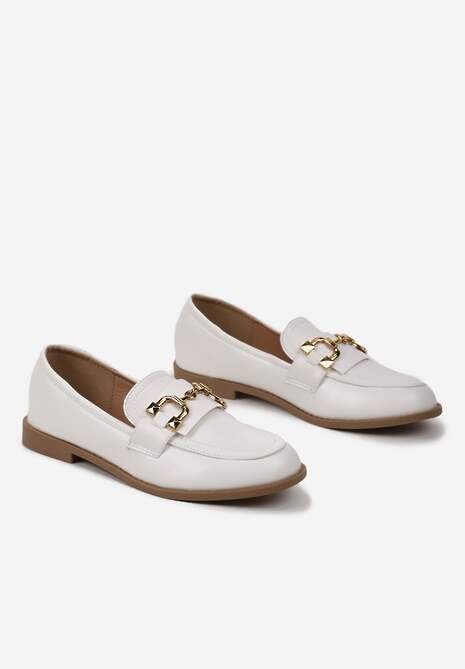 Białe Płaskie Mokasyny Ozdobione Metalową Klamerką Cassiope