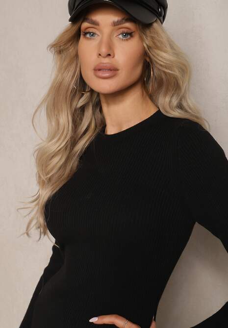 Czarna Sweterkowa Sukienka o Dopasowanym Kroju Sartana