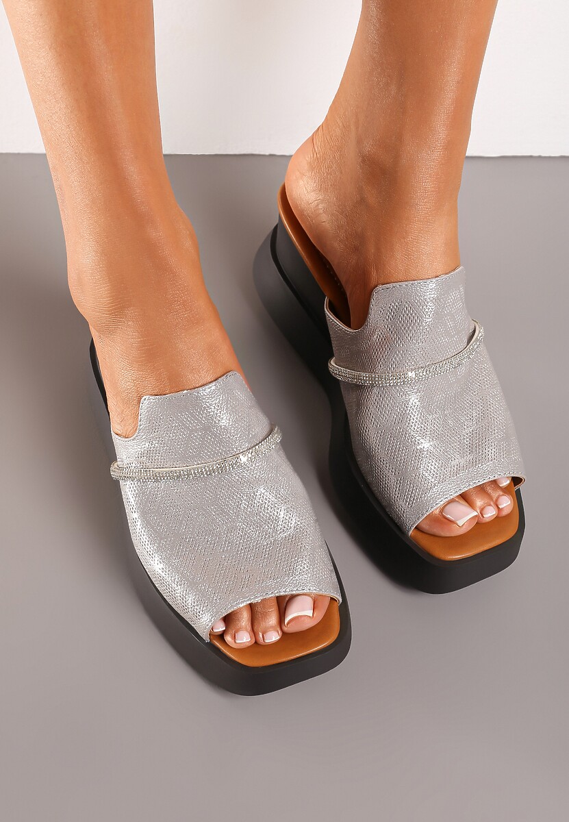 Srebrne Klapki z Ekoskóry na Koturnie z Szerokim Paskiem Ozdobionym Cyrkoniami Hrissa