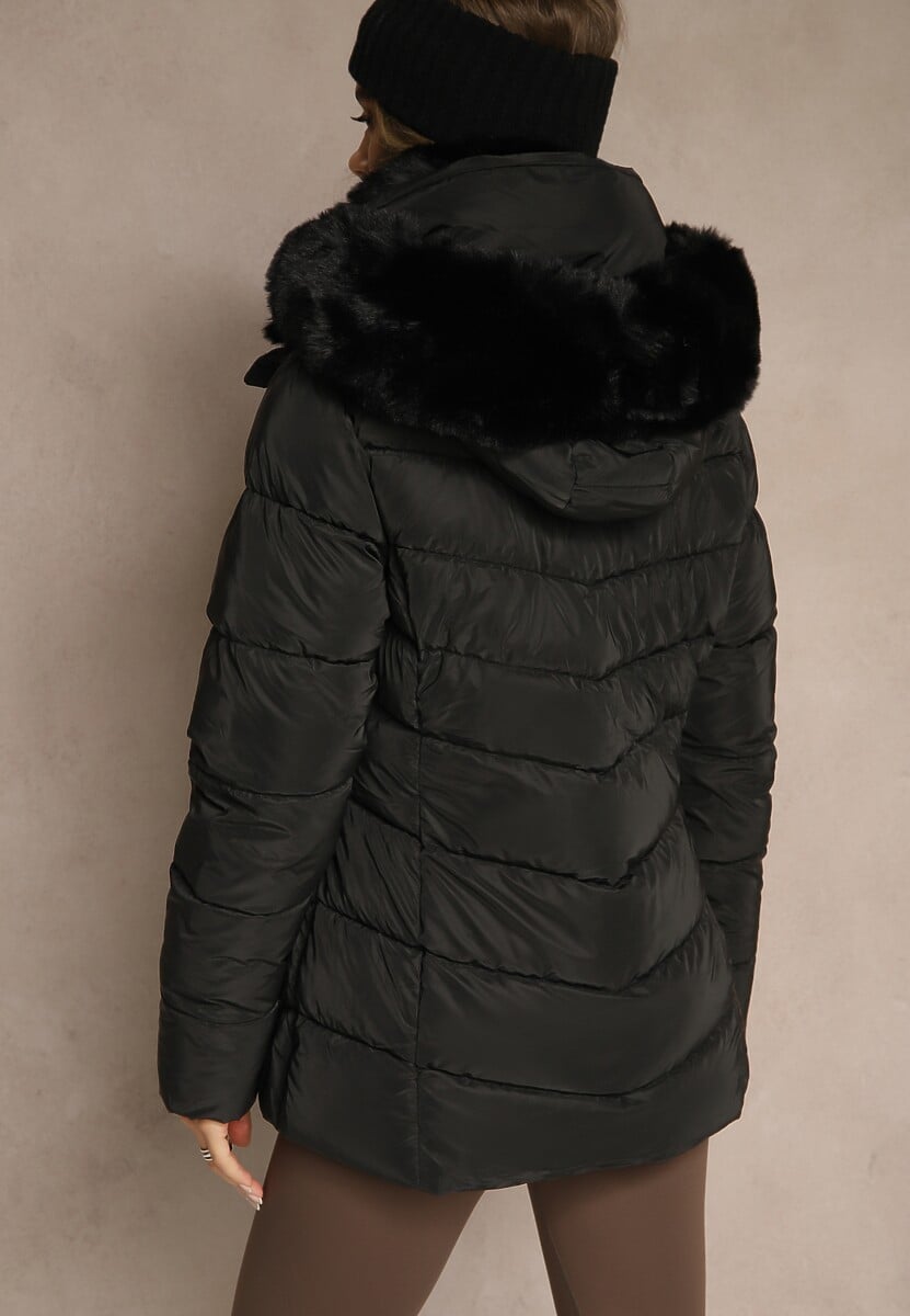 Czarna Pikowana Kurtka o Taliowanym Kroju z Kapturem z Futerkiem Olidessa