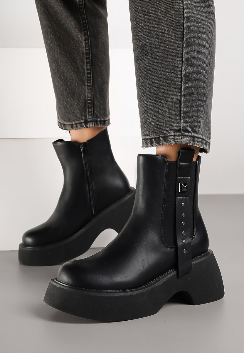 Czarne Botki Typu Sztyblety na Grubej Podeszwie Zdobione Nitami przy Cholewce Tularina