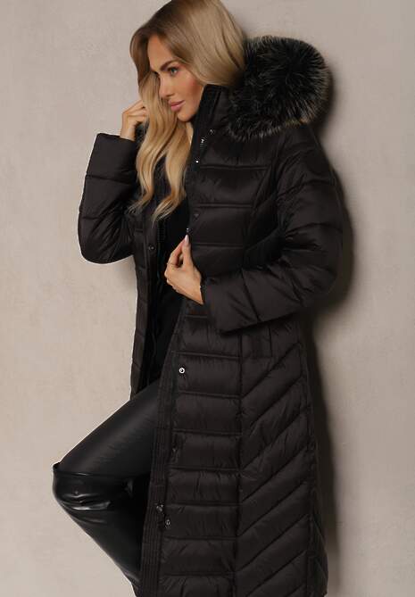 Czarna Długa Kurtka Zimowa z Pikowanymi Przeszyciami i Odpinanym Kapturem z Futerkiem Tinnelia