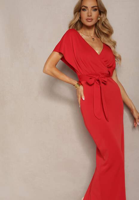 Czerwona Sukienka Koktajlowa z Trójkątnym Dekoltem i Materiałowym Paskiem z Rozcięciem Wilni