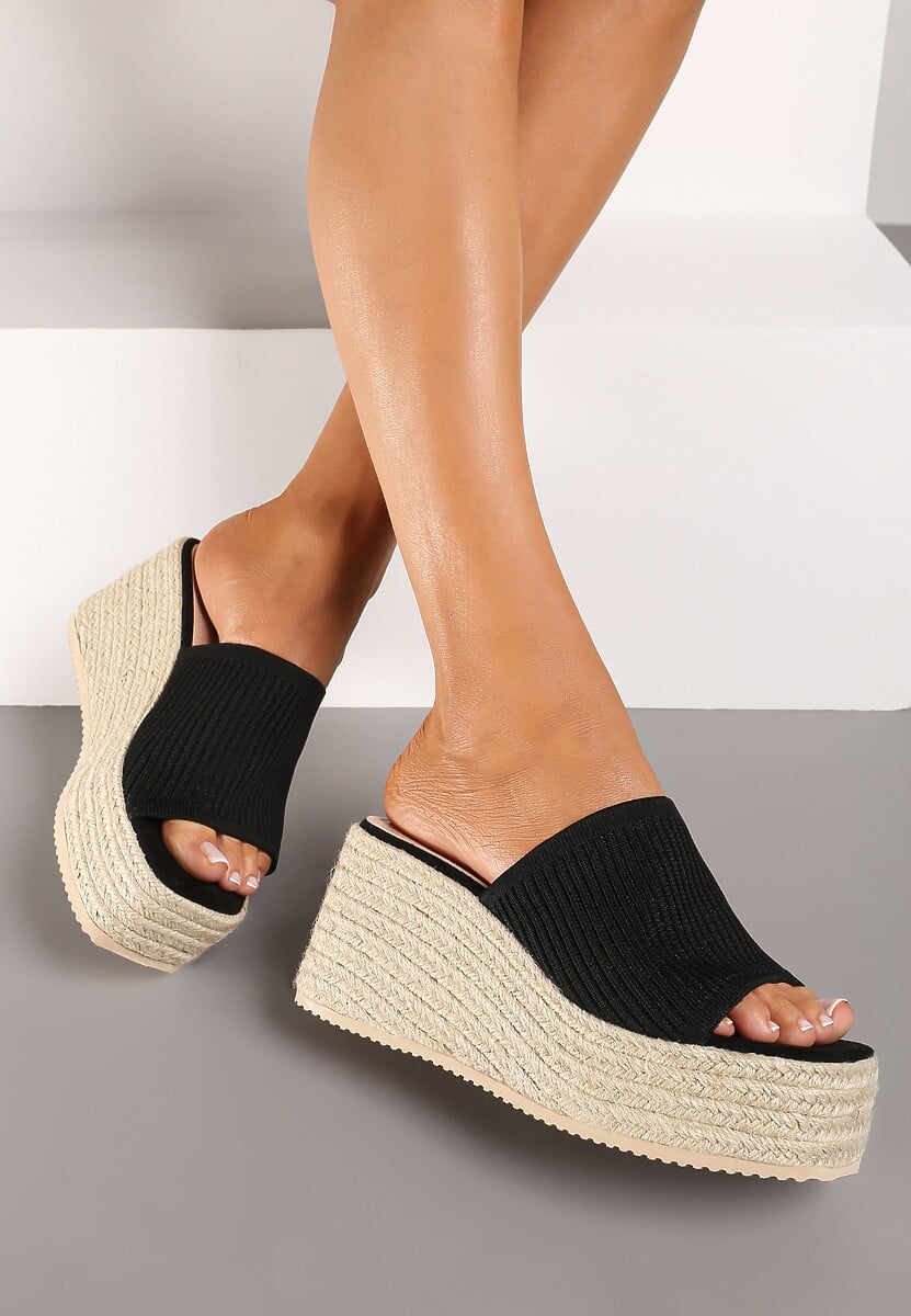 Czarne Klapki na Koturnie Ozdobionym Plecionką Obdaria