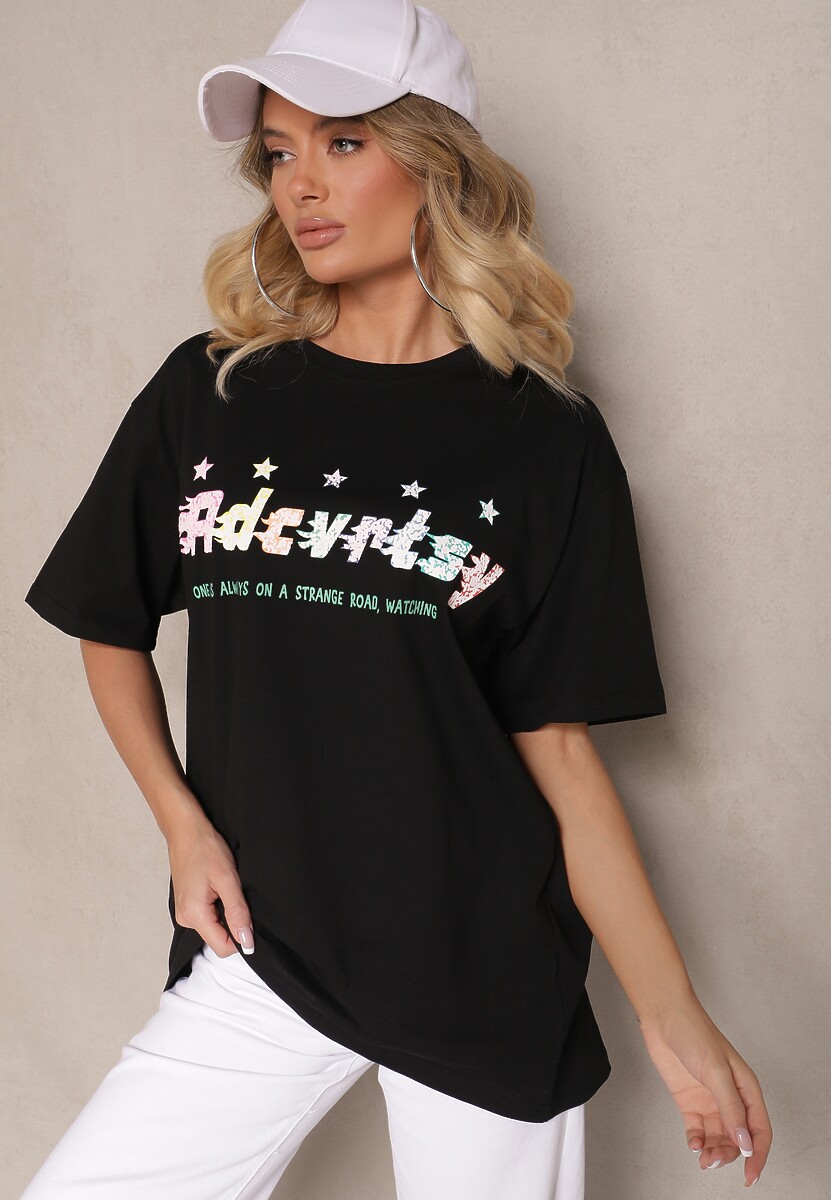 Czarny T-shirt Oversize Ozdobiony Napisem i Kolorowymi Gwiazdami Ilamora