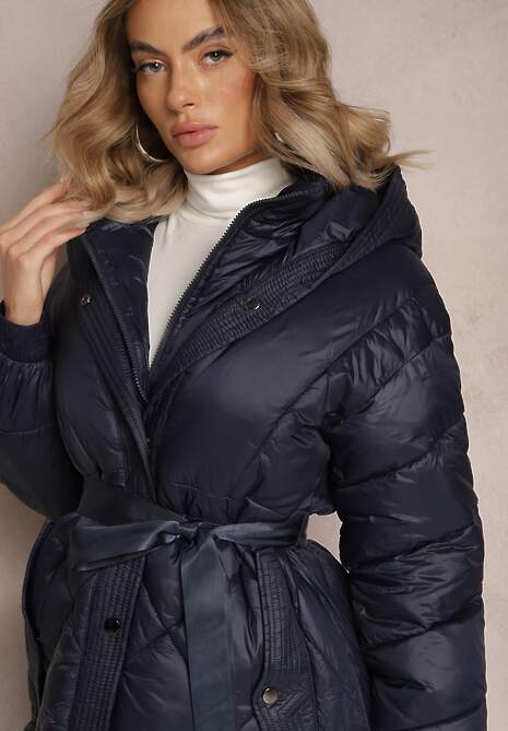 Granatowa Kurtka za Kolano Pikowana z Wiązanym Paskiem Cealia